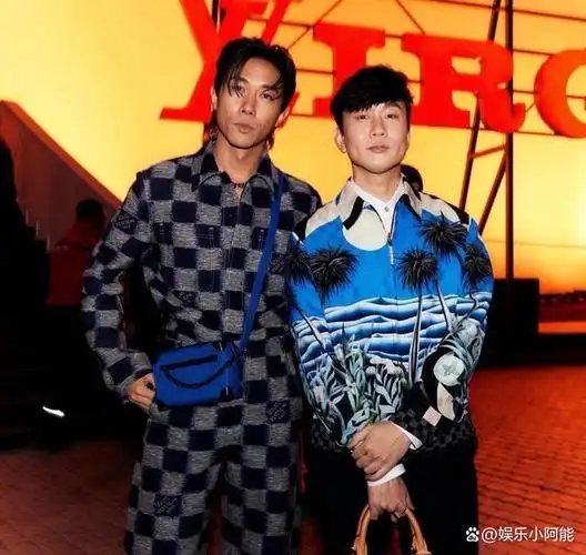 45岁周杰伦对比42岁林俊杰骨相老去和皮相老去的差别截然不同