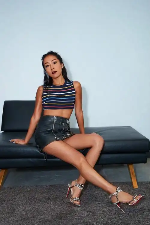 吉克隽逸亮相时尚活动 背心配短皮裙马甲线若隐若现