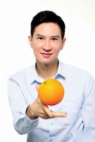 张家辉代言美容产品 拍平面广告肤白细嫩