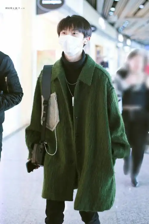 马嘉祺穿风衣了