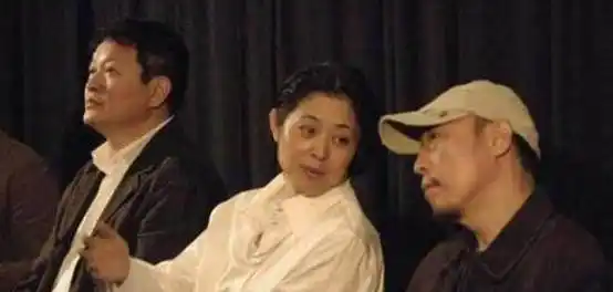 60岁倪大红近照,隐瞒了31年的老婆,原来是我们熟悉的她