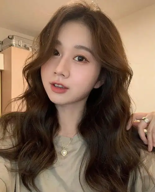 法式蓬松波浪卷温柔又甜美 初恋般烫发 - 职场发型 - 发型社