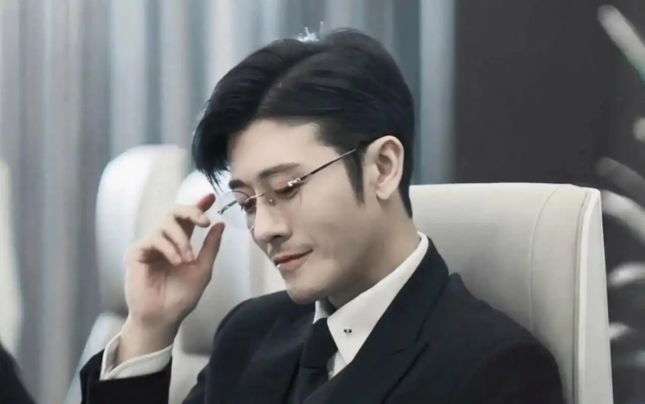 是一个花花公子吧.