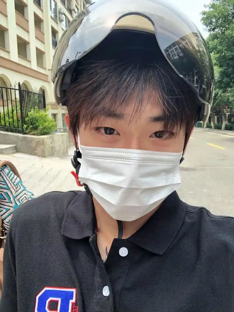 男高 谢谢大家喜欢 发两张之前戴口罩的照片