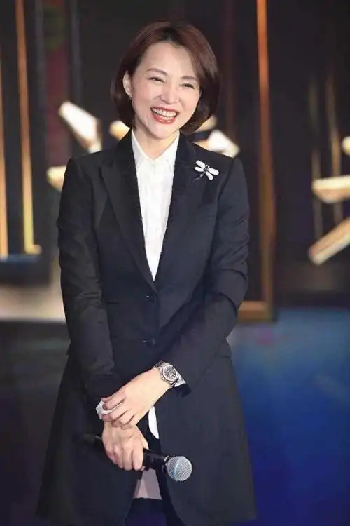 董卿的优雅气质太强烈穿西装配白衬衫超高级波波头发型好洋气