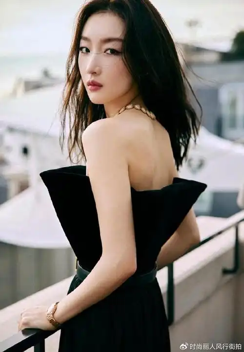 周冬雨又牛了!在巴黎宴会上独享超大排场,穿黑裙把大家都惊艳到|周冬