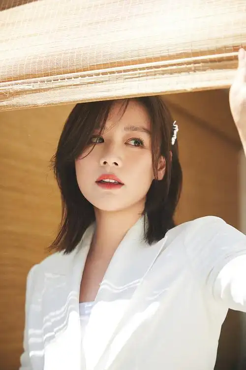 2021年5月30日讯,马思纯拍摄的一组写真曝光,她身穿简洁西服裙,盯发