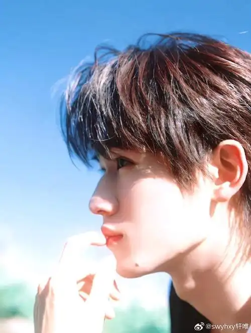 宋亚轩捧花奔跑##宋亚轩