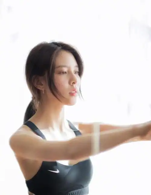 宋妍霏总泡在健身房,看到"健身裤"上的腰:一副惹不起的样子真美.