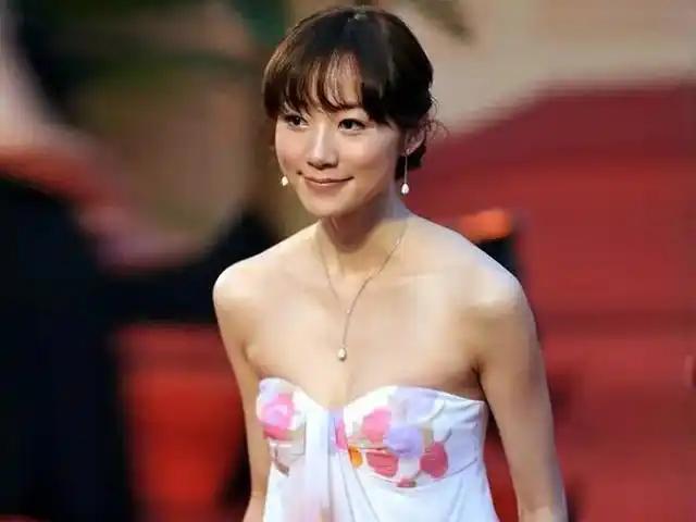 韩雪走红毯旧照被翻出穿低领长裙扎丸子头造型太显身材惹争议