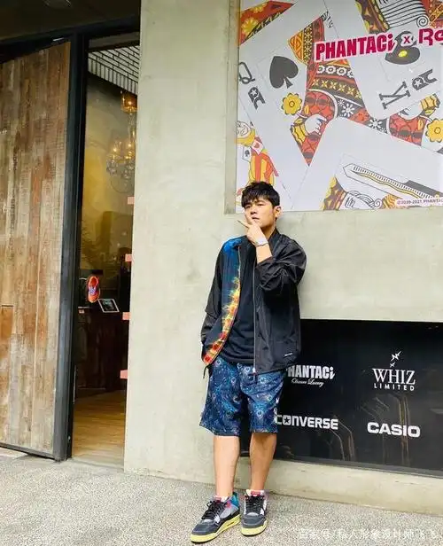 周杰伦又帅出新高度,花衬衣配黑t恤泡吧装,酷感十足