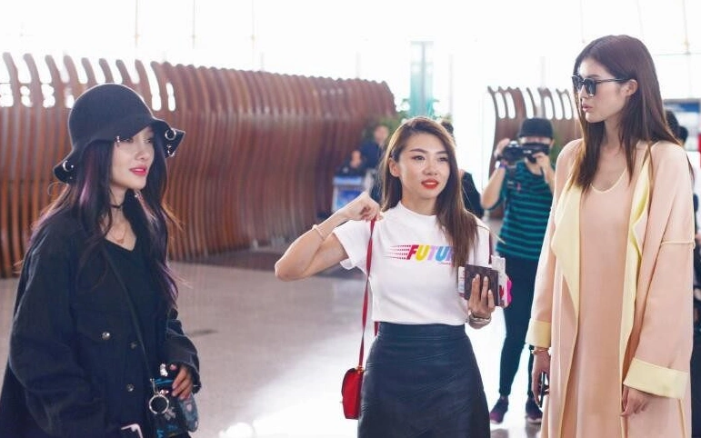 李小璐和程晓玥与身高178的何穗站在一起,显得格外娇小玲珑.