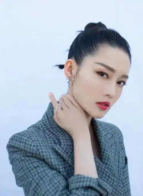 30岁李沁原来是"西装控"可甜美可冷艳万变造型惹人爱
