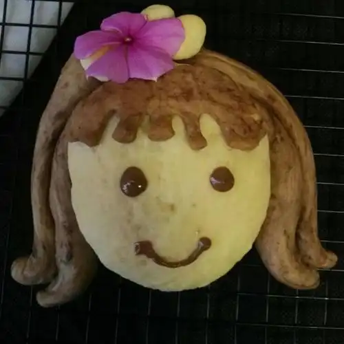 女孩花样面包,造型超级的可爱,孩子们都舍不得吃