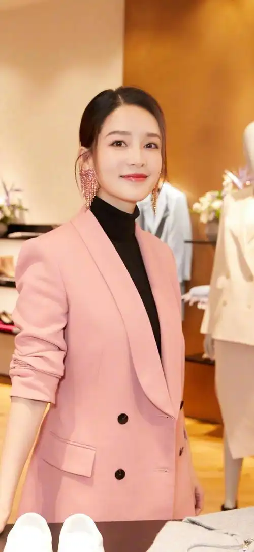 气质型美女李沁,真会穿把西装的美,穿搭的好看又显淑女的气息