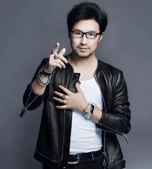 汪峰的女儿小苹果最近的照片曝光了,这位18岁的年轻女孩已经成为了一