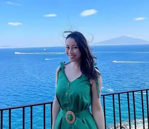 香港知名女星宣布移居英国睡觉时胸部有剧痛身体健康出问题