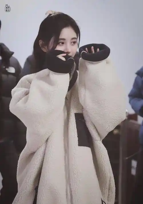 33岁朴敏英和25岁鞠婧祎,同穿羊羔绒外套,少女感却一点不输?