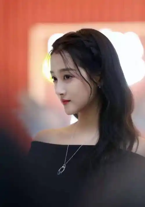 关晓彤终于穿对了!一字肩长裙成最美黑天鹅,中分卷发美回千金范_造型_