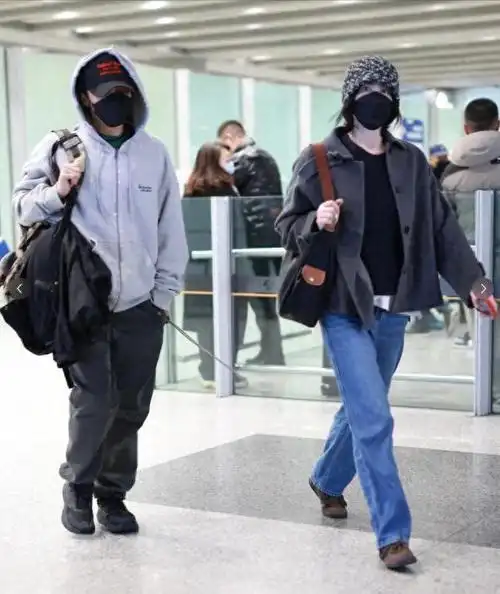 谢霆锋机场大秀恩爱,54岁王菲状态像女生,用拳头捶男友撒娇_网友_张柏