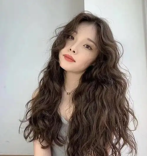 别再留"黑长直"了,今年秋季最流行的烫发发型,减龄又气质