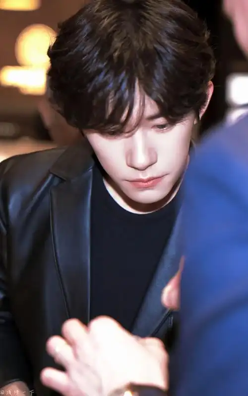 易烊千玺被夸害羞了