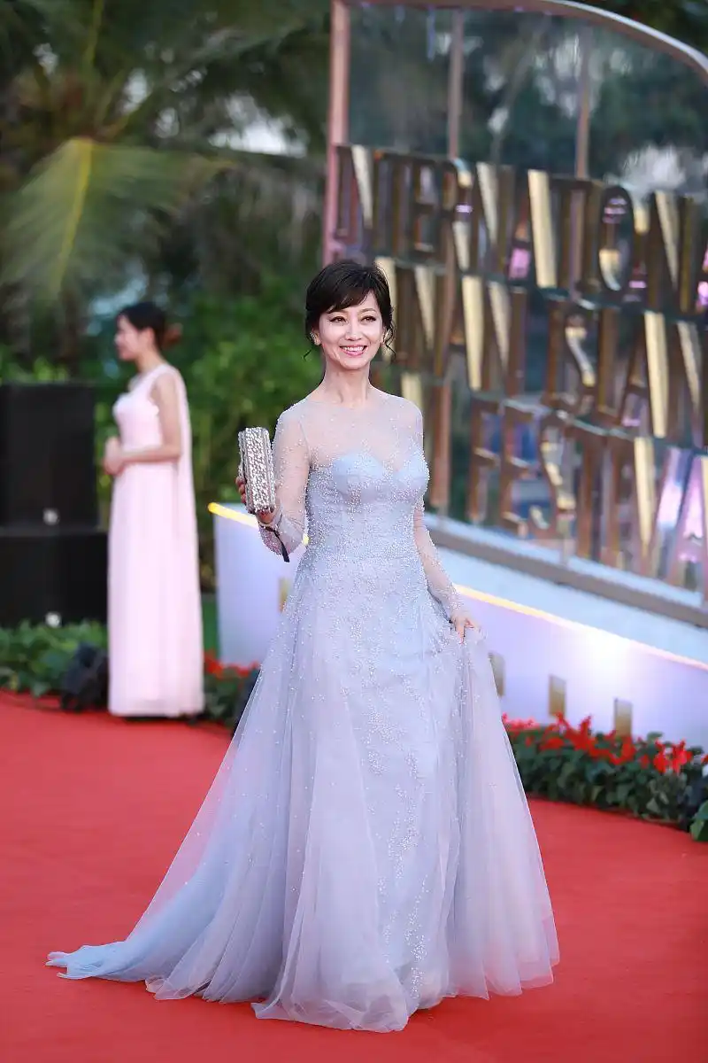第二届海南电影节星装:赵雅芝冰淇淋色珍珠礼服宛如神仙姐姐