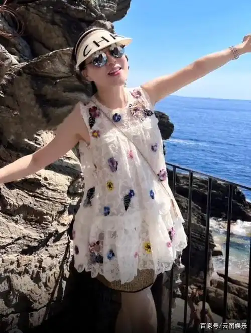 7月18日,吕良伟的富婆妻子杨小娟在个人社交账号上分享了一段坐船出海