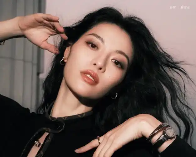 钟楚曦海边暮色大片##钟楚曦身材力量感