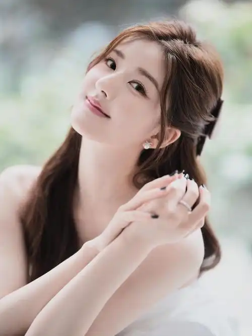 最近,赵露思的团队发布了她最新的造型照片.