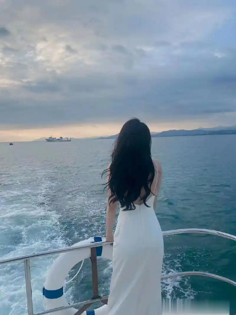 迪丽热巴日落前的背影  迪丽热巴360度的美 美得轻轻松松