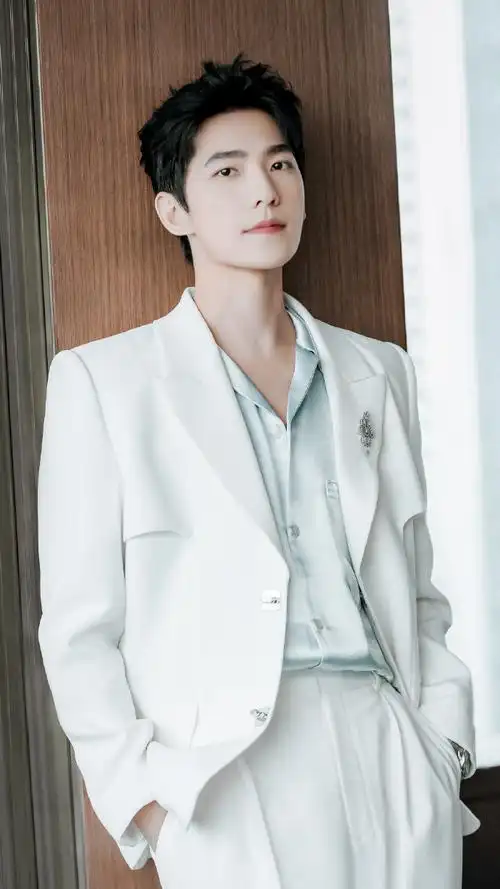 杨洋丝绸衬衫白西装##杨洋一身白西装出席成都活动