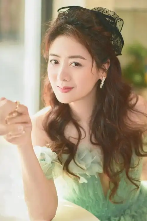 44岁的小李琳逛街吃烧烤被吐槽变胖了,网友:对女人这么大敌意