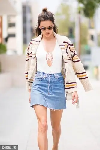 在胸前"挖"了一朵桃花的美女们