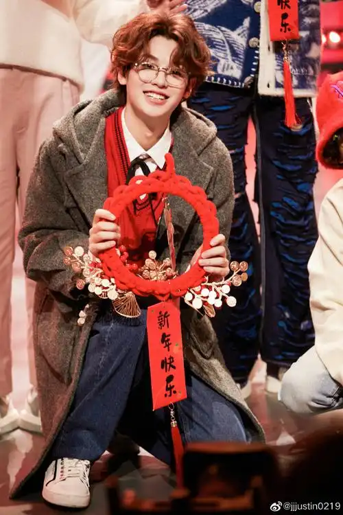 黄明昊红色小兔马甲剧照