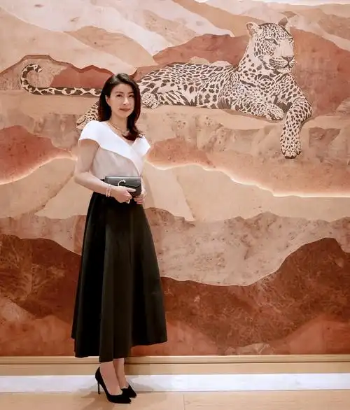 42岁郭晶晶亮相米兰时装周,优雅大气不摆高架子,用英文侃侃而谈