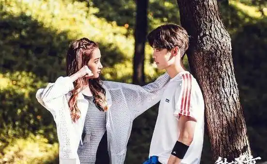 鹿晗和关晓彤的艰难爱情,以及背后的风起云涌