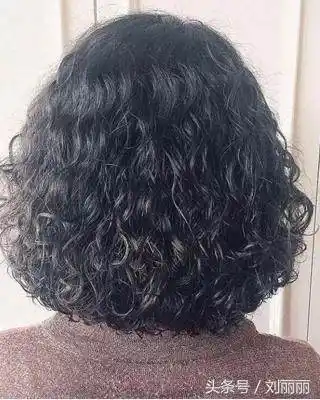 50岁大姐剪短发烫小卷,一看像18,美到不敢认