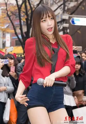韩女团站街头热舞围观超短热裤打扮现尴尬一幕6
