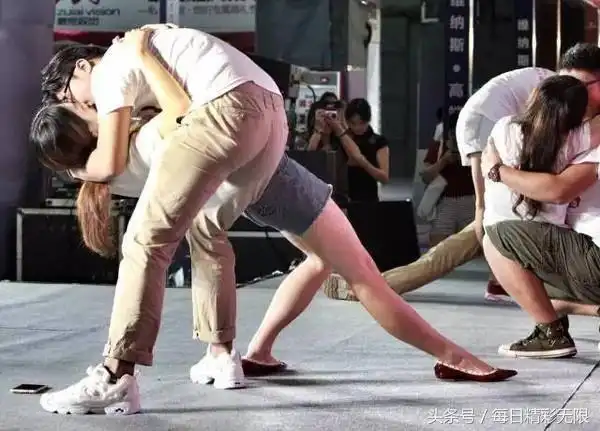 全国各地搞笑花式接吻大赛太辣眼睛 情侣放胆秀恩爱有点污