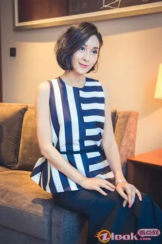 杨恭如居家写真曝光 时尚短发惊艳时光