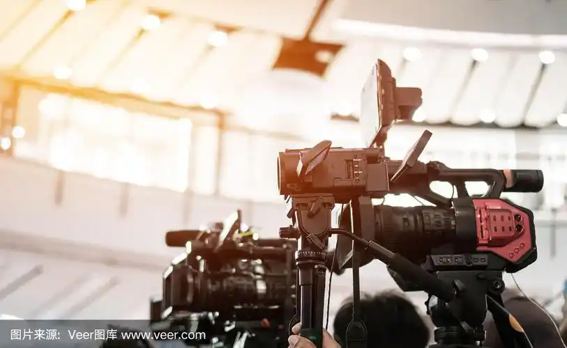 媒体电视电影制作及采访记者概念:录像电影拍摄,会议大厅盛大开幕式