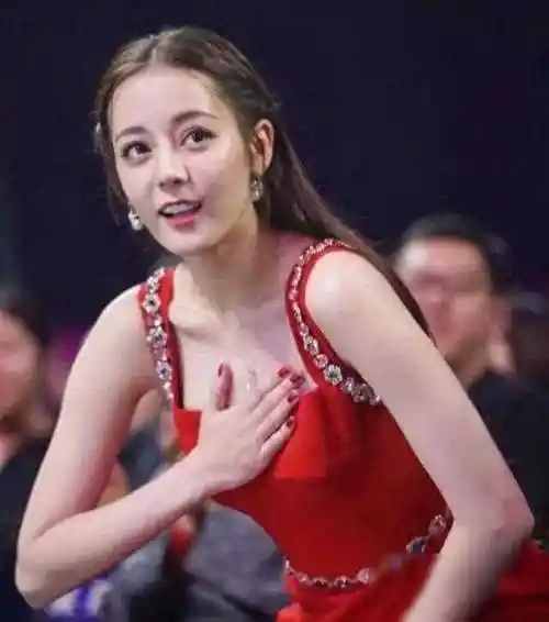 迪丽热巴走哪捂哪太做作看到她生活照终于理解她的难处了