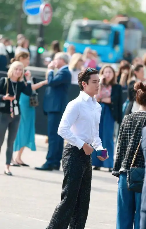 陈伟霆塞纳河畔街拍##陈伟霆胸肌##hello时装周