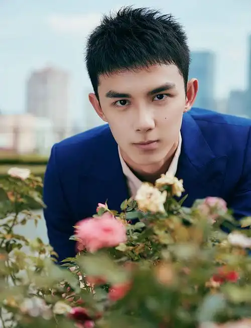 吴磊宝蓝西装出席品牌活动 夏末初秋的如风少年气