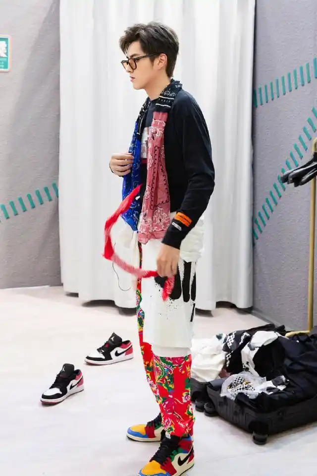 吴亦凡大花裤配 aj,网友:李雪琴可要出来"喊话"了