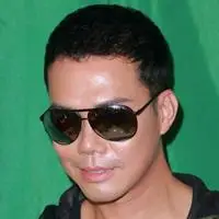 香港著名演员及歌手谢天华qq头像让人感到辉煌过后的冷清