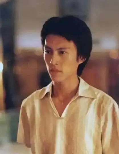 那时候的他认为终于找到了自己喜欢的事业,当时的靳东被这份工作带来