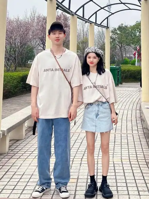 15377183情侣简约色系校园情侣穿搭