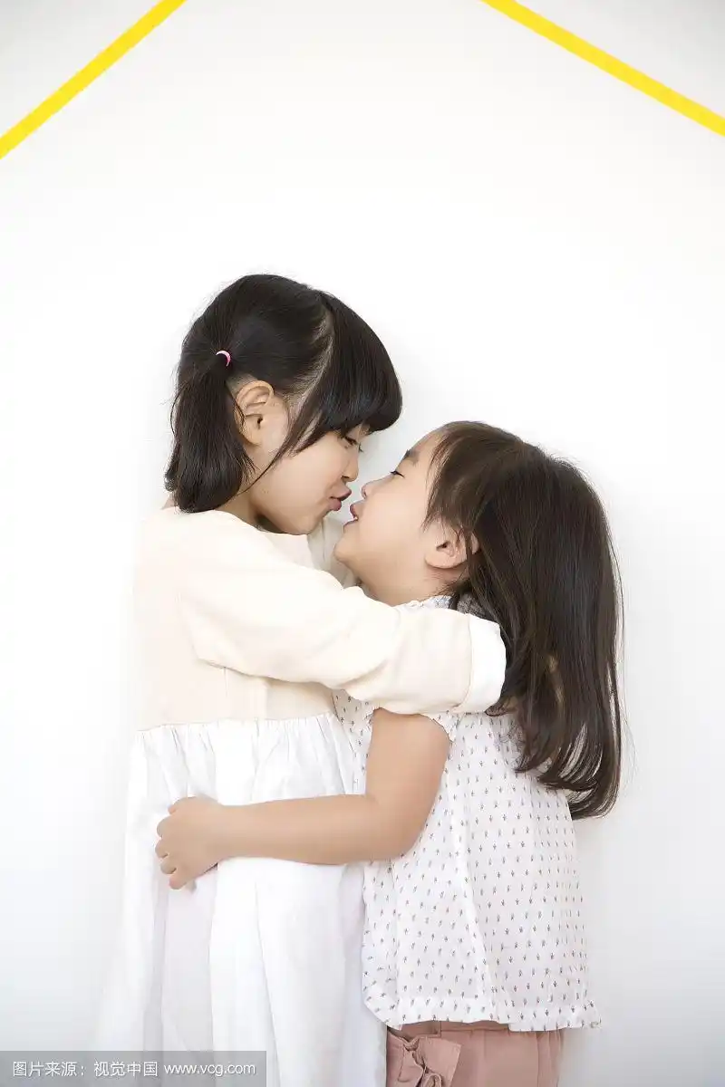 两个小女孩在接吻